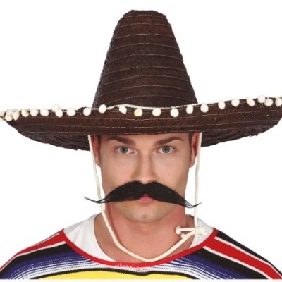 Homem com chapéu de sombrero castanho e bigode falso