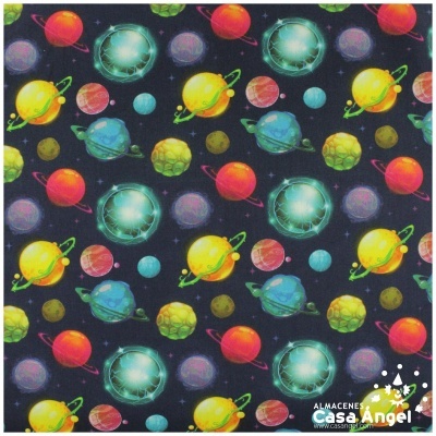 Tecido com padrão de planetas coloridos em fundo preto com logótipo Casa Ángel