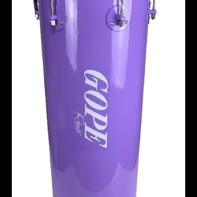 Tambor roxo para percussão com ferragens metálicas e texto GOPE na vertical