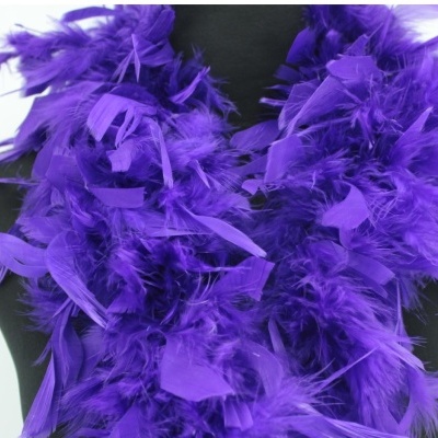 Cachecol de penas roxas sobre manequim preto