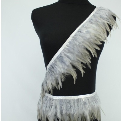 Fita decorativa com penas cinza e brancas num manequim preto