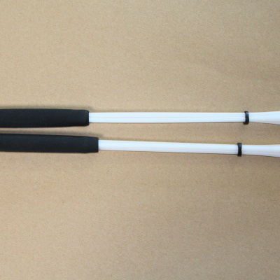 Utensílios de cozinha com cabos brancos e pegadores pretos