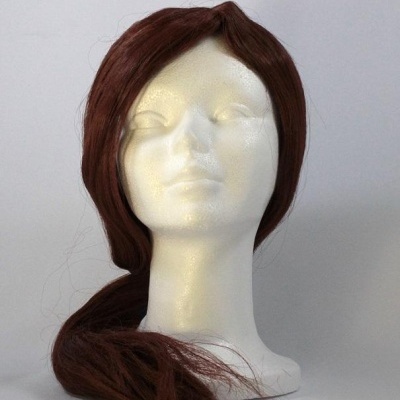 Cabeça de manequim com peruca castanha escura em rabo de cavalo
