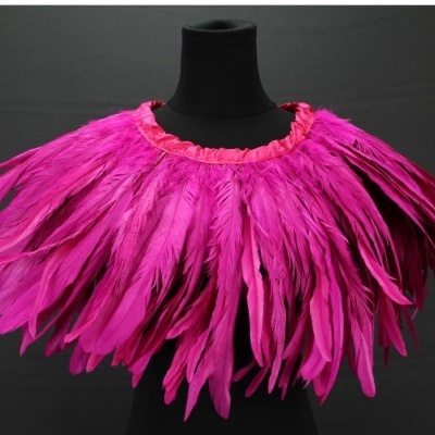 gola de penas cor de rosa exibida em manequim preto
