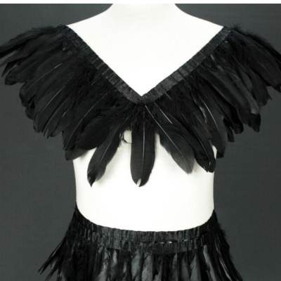 Conjunto feminino preto com penas em manequim branco
