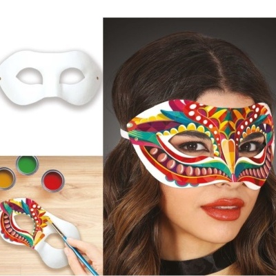 Máscara facial branca a ser pintada com cores vibrantes, e mulher a usar máscara colorida