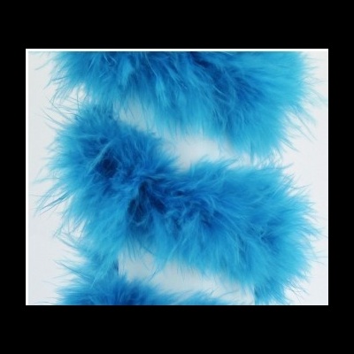 Boá de penas azuis sobre fundo branco