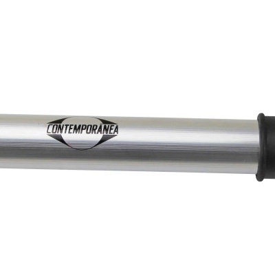 Bastão metálico com cabo preto e cabeça verde esponjosa