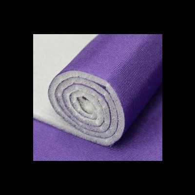 Rolo de tecido roxo com interior branco sobre superfície roxa