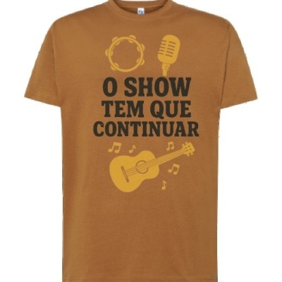 T-shirt castanha com texto e imagens musicais.