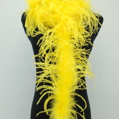 Lenço amarelo tipo pluma num manequim preto