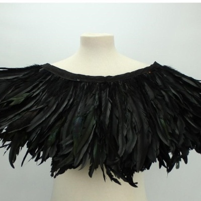 Manta preta de penas sobre manequim