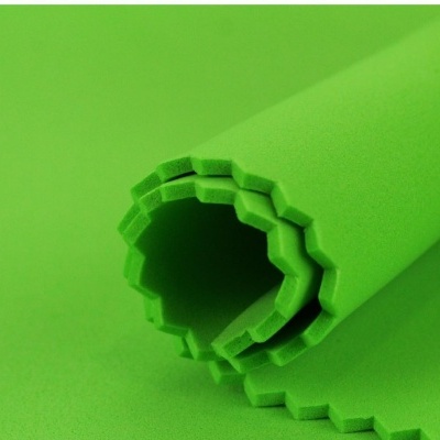 Rolo de espuma verde com bordas onduladas