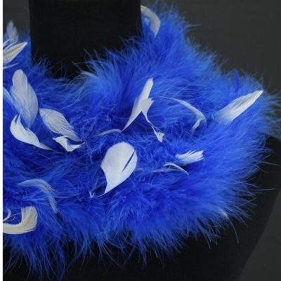 Lenço ou gola com plumas azuis e brancas num manequim preto