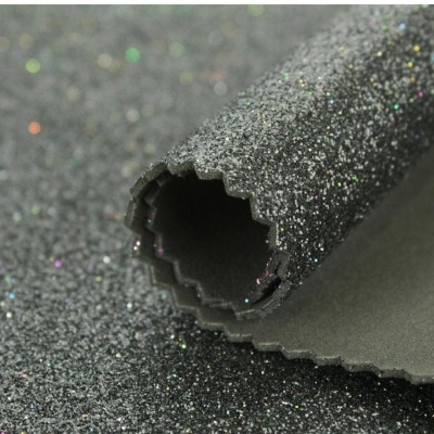 Tecido preto com textura glitter e bordas recortadas