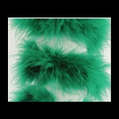 Três pompons verdes de pelo sintético em fundo branco