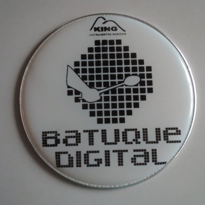 Prato de bateria branco com design e texto preto BATUQUE DIGITAL