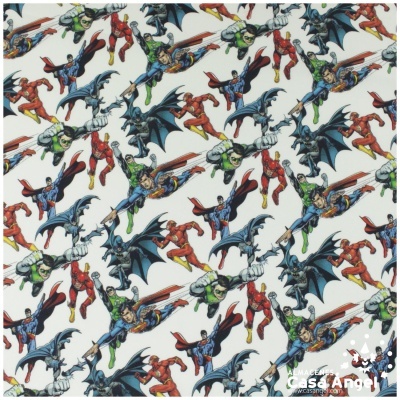 Tecido com padrão de super-heróis coloridos em fundo branco