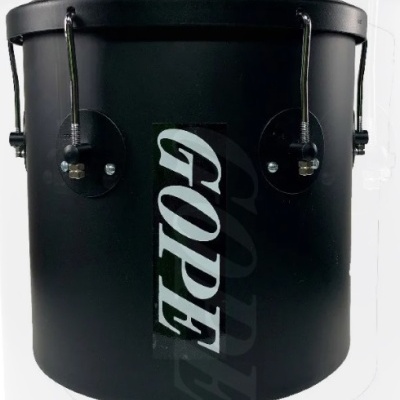 Tambor de percussão preto da marca GOPE com ferragens metálicas prateadas e alças laterais.
