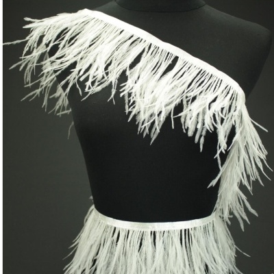 Roupa preta com franjas brancas em tecido leve numa apresentação diagonal