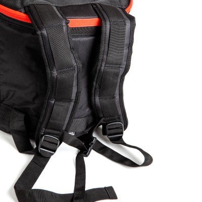 Mochila preta com alças acolchoadas e tiras ajustáveis em fundo branco