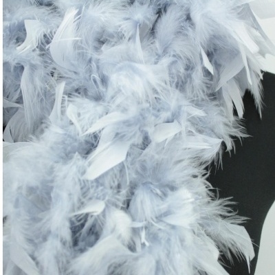 Boa de penas cinza claro e branco sobre fundo preto