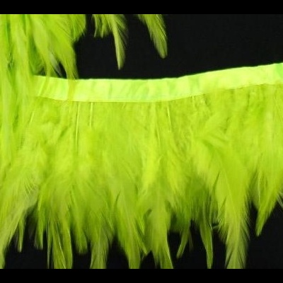 Vestido ou saia feita de penas verdes fluorescentes com fita cintilante