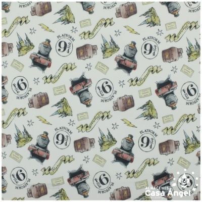 Tecido com padrão de ónibus tãomicos e textos PLATFORM 9 3/4 e PLATFORM 6 3/4