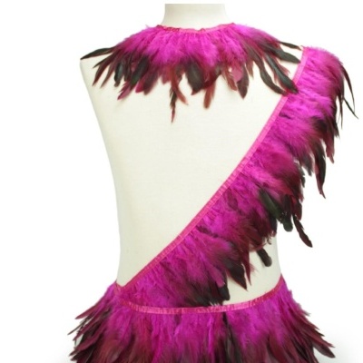 Conjunto de penas decorativas fúcsia e pretas num manequim branco