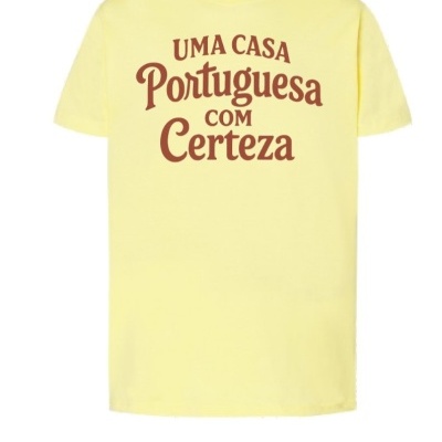 T-shirt amarela com texto em castanho UMA CASA Portuguesa COM Certeza