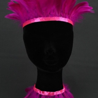 Conjunto cor-de-rosa de penas com faixa de cabeça e colar em manequim negro