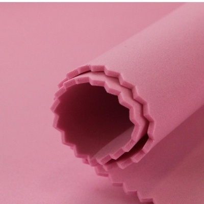 Rolo de tecido rosa com bordas recortadas em padrão ondulado