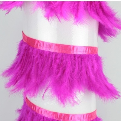 Fitas decorativas com penas cor de rosa