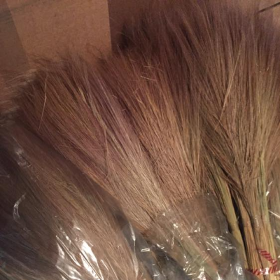 Vassouras de palha natural embaladas em plástico transparente