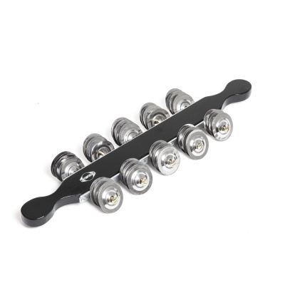 conjunto de carris metálicos com rodas prateadas em barra preta