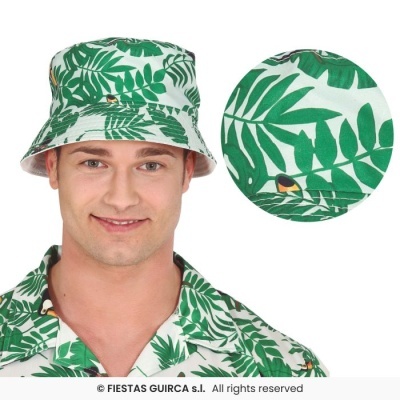 Chapéu e camisa com padrão de folhas verdes e pássaros coloridos em fundo branco