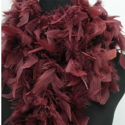 Cachecol de penas bordô em manequim preto