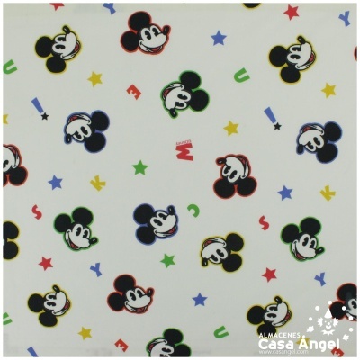 tecido branco com estampado colorido de Mickey Mouse, estrelas e letras