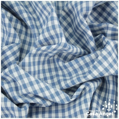 Tecido quadriculado azul claro e branco com padrão vichy