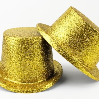 Dois chapéus de cartola dourados com purpurina