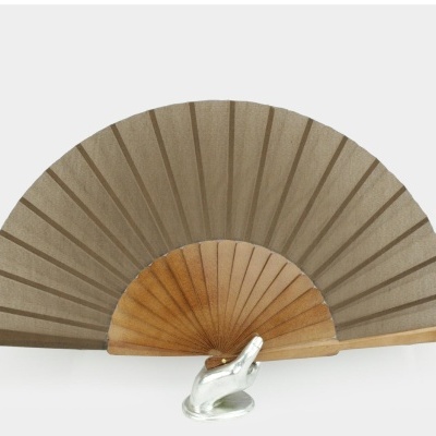 Leque de madeira e tecido castanho com base de mão prateada