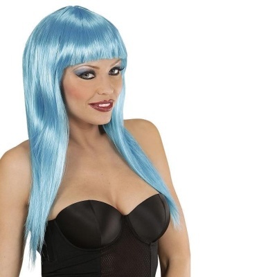 Mulher com peruca azul claro lisa e top preto