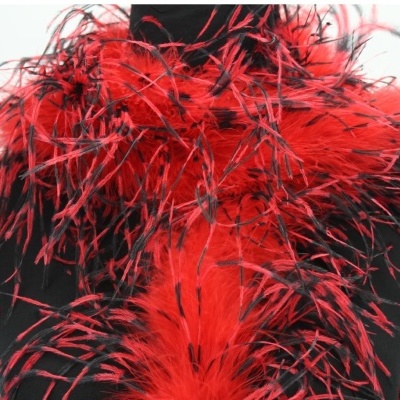 Echarpe vermelho com penas pretas num manequim preto