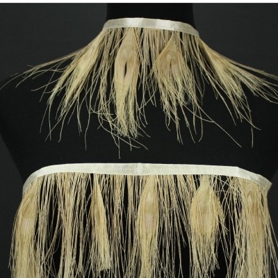 Colar e faixa de fibras naturais bege com fitas brancas sobre manequim preto