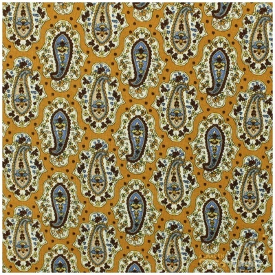 Pano com padrão paisley azul, castanho e branco sobre fundo castanho alaranjado