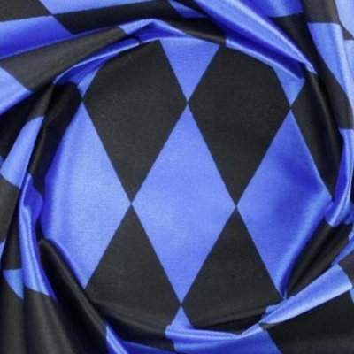 Tecido azul e preto em padrão de losangos dobrado circularmente