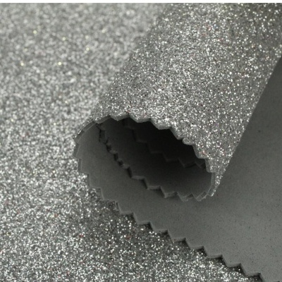 Tecido prateado com brilho glitter e bordas serrilhadas