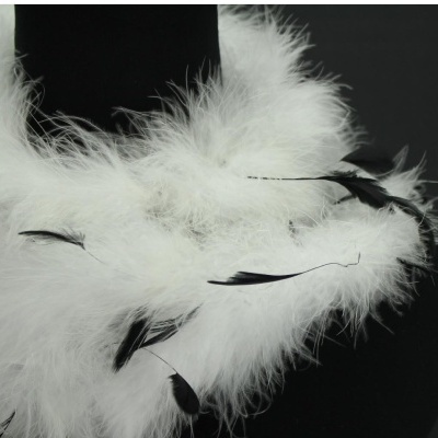 Acessório de penas branco e preto com textura macia