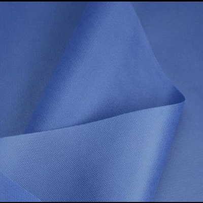 Tecido azul claro dobrado mostrando textura fina