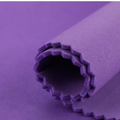 Tapete ou espuma roxa enrolada com bordas recortadas em ziguezague